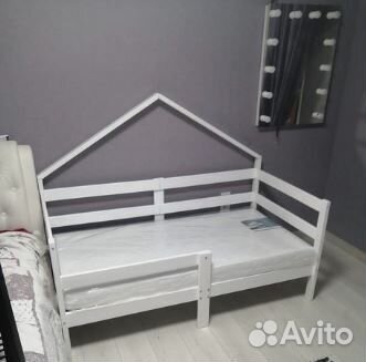 Кроватка для малыша с бортиком из натурального дер