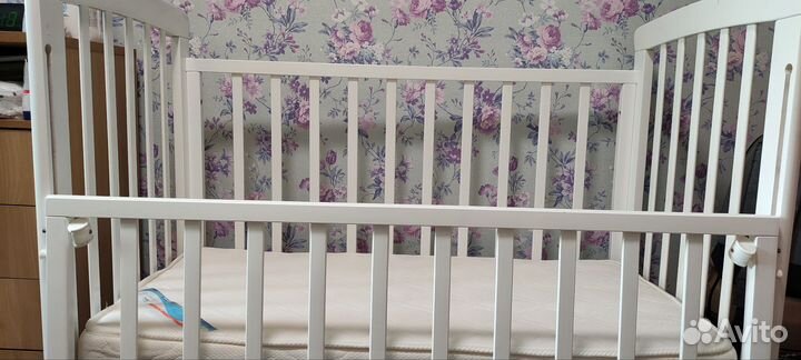 Детская кроватка с маятником