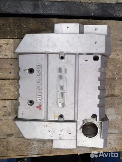 Крышка двигателя мицубиши каризма GDI