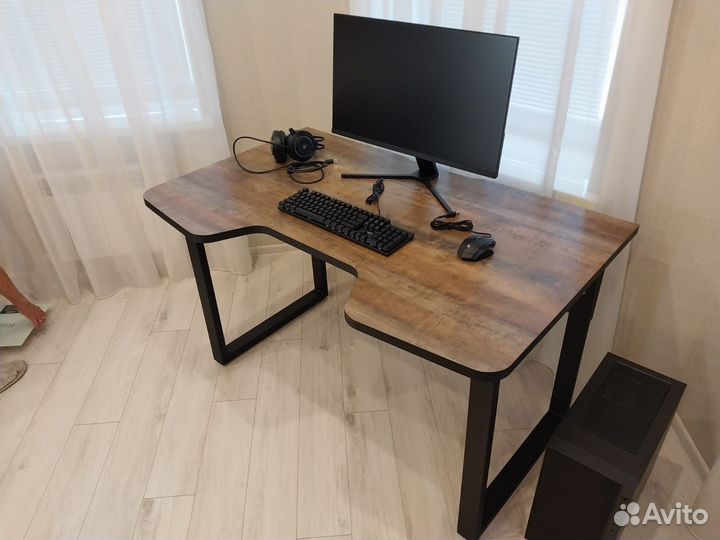 Геймерский компьютерный стол с удобным вырезом