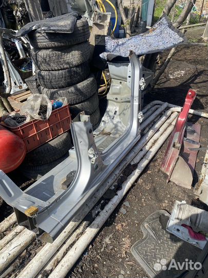 Правый порог Renault Логан 2