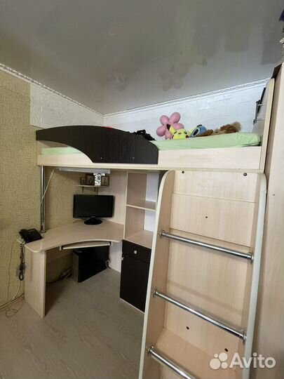 Детская кровать чердак со столом и шкафом