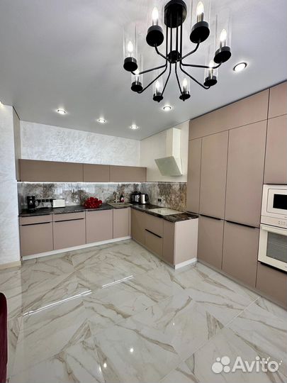 Угловая кухня под потолок на заказ