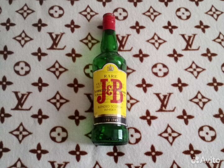 Бутылки пустые из под виски, коньяка