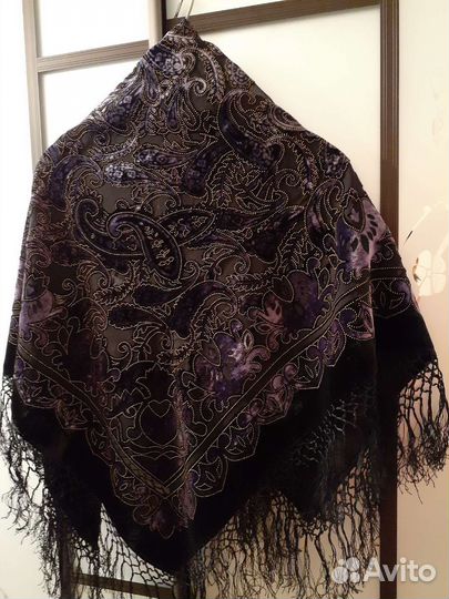 Велюровый женский платок с восточным орнаментом