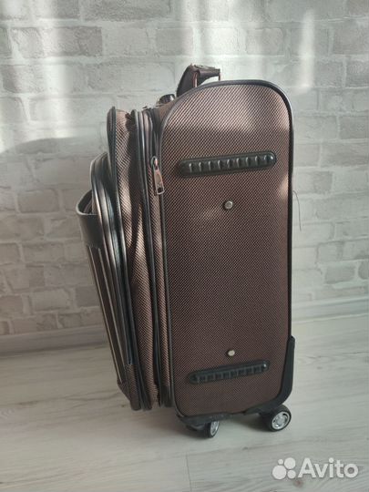 Чемодан на колесах размер s