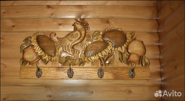Резная деревянная вешалка - панно