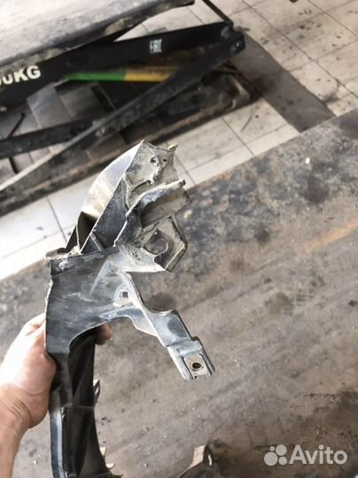 Крепление, кронштейн фары правой bmw e87, e81, e82