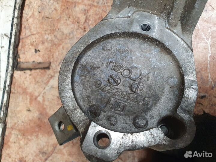 Кронштейн насоса гура 1,6 МКПП Opel Astra J 2010