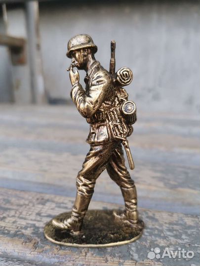Фигурка немецкий солдат бронза