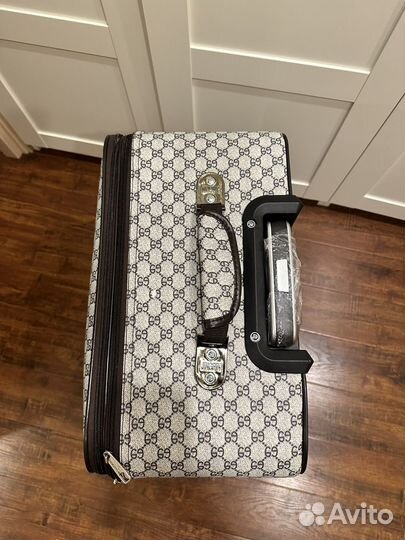 Чемодан на колесах новый