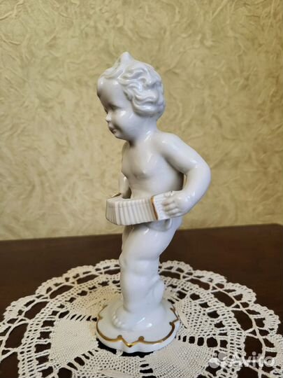 Винтажная фигурка мальчика с гармошкой