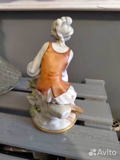 Винтажная Фарфоровая Статуэтка Торговка Цветами