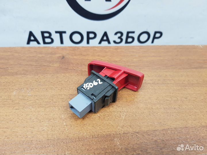 Кнопка аварийной сигнализации toyota