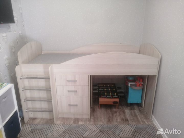 Детская кровать чердак со столом б/у