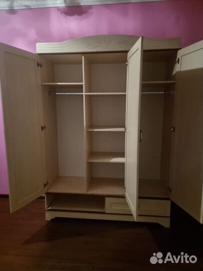 Кровать и шкаф