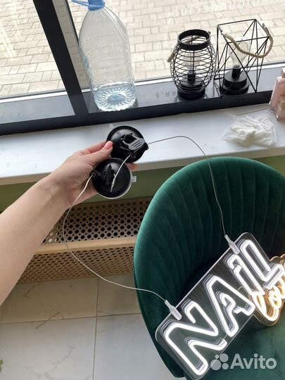 Неоновая надпись ногти