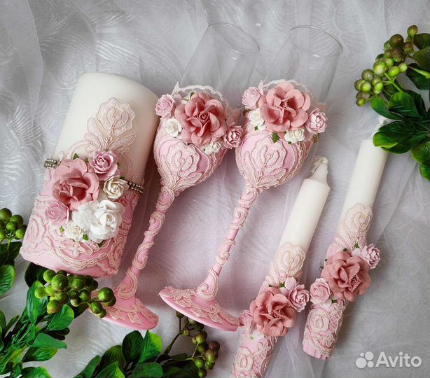 Фужеры, шампанское, семейный очаг на свадьбу