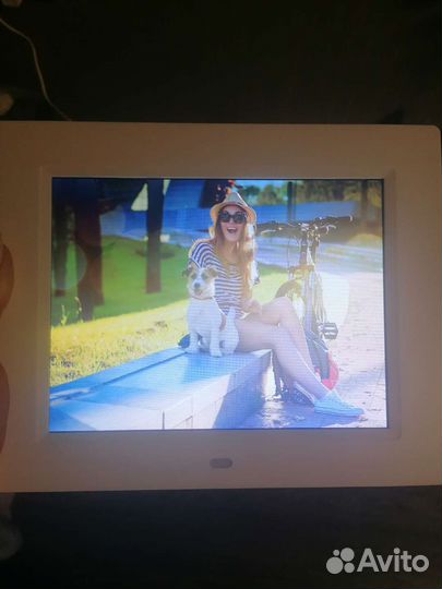 Цифровая фоторамка Digma PF-833 White