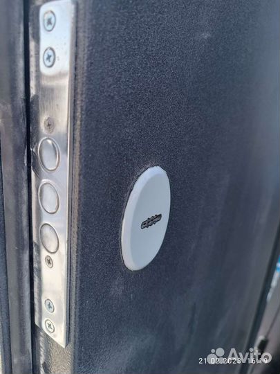 Дверь входная теплая, тяжелая