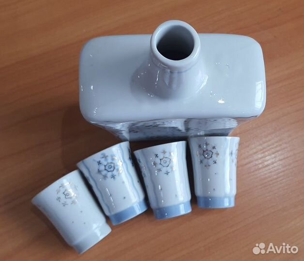 Штоф фарфоровый с 3 рюмками