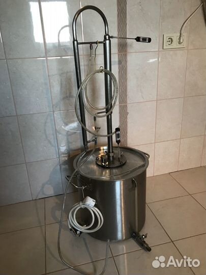 Самогонный аппарат с необходимыми инструментами