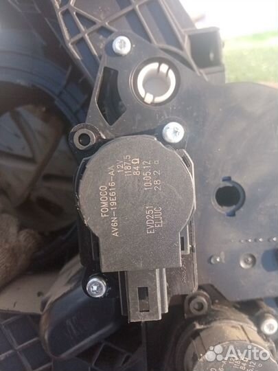 Моторчик заслонок отопителя Ford Focus 3