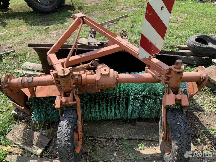 Поворотный отвал и коммунальная щётка