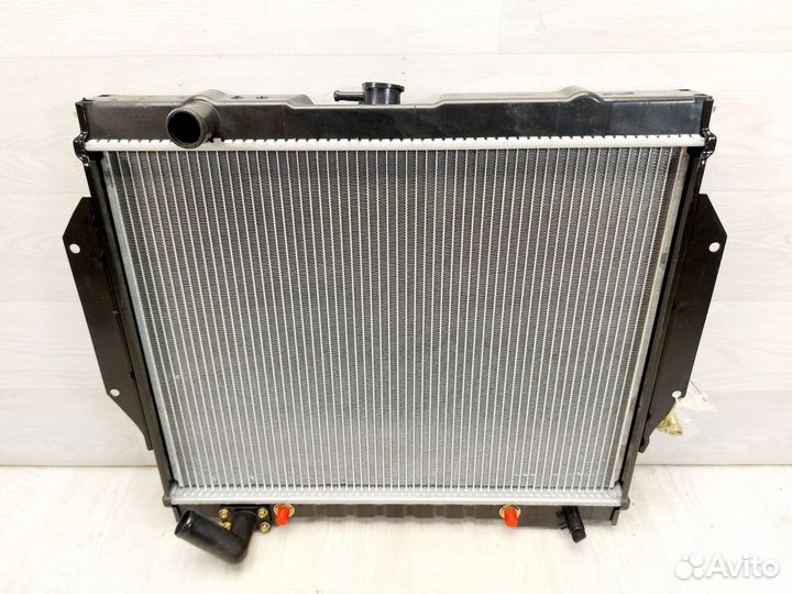 Радиатор охлаждения Mitsubishi Pajero 2. 3,5 V6