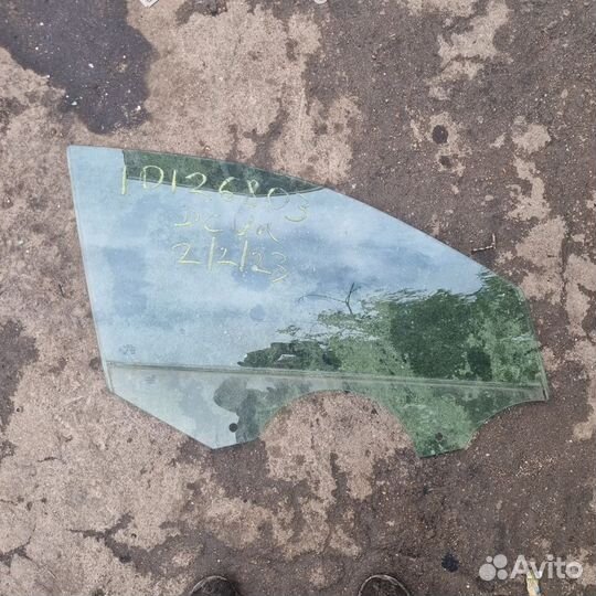 Стекло двери Skoda Rapid