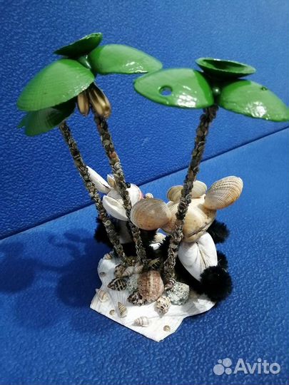 Сувенир обезьянки под пальмой