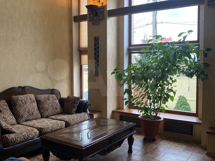 Коттедж 400 м² на участке 10 сот.
