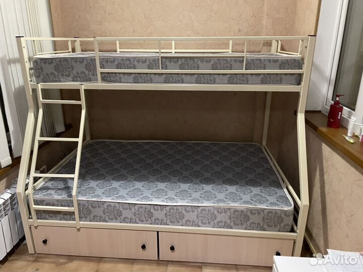 Двухъярусная кровать 