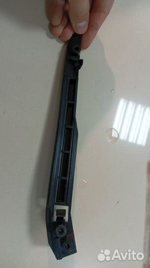 Кронштейн бампера Opel Astra-J перед. правый (GM)