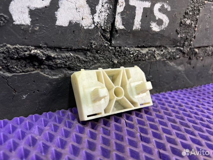 Крепление бампера заднее правое Nissan X-Trail