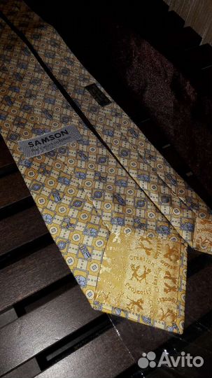 Галстук новый, Франция