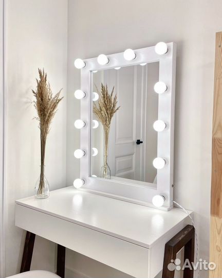 Гримерное зеркало с лампочками