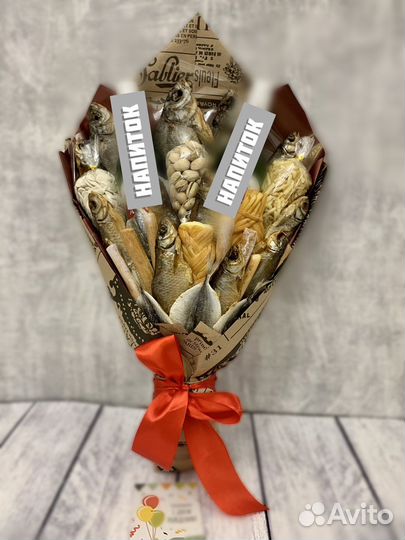 Съедобный букет из рыбы и орешков