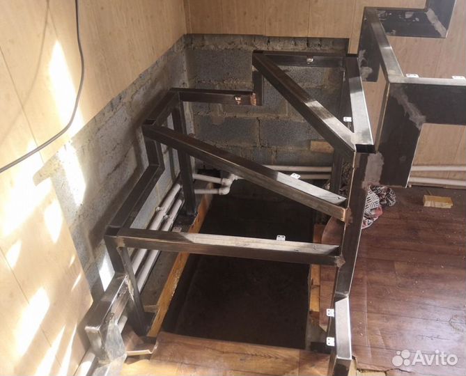 Сварной Каркас П-образной Лестницы на Второй Этаж