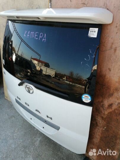 Дверь багажника Toyota Noah AZR60