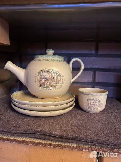 Заварочный чайник, сахарница и три тарелки