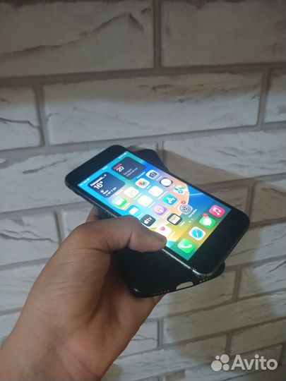 iPhone 8, 64 ГБ