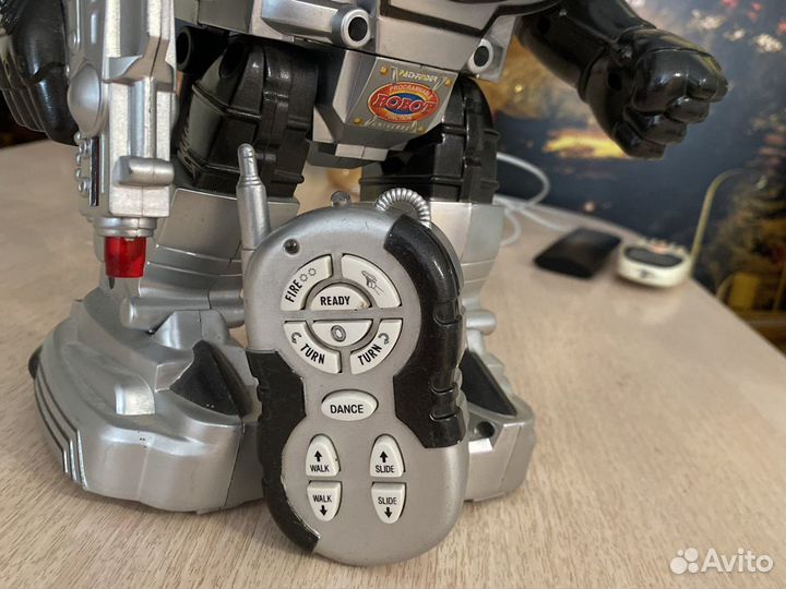 Игрушка робот на радиоуправлении