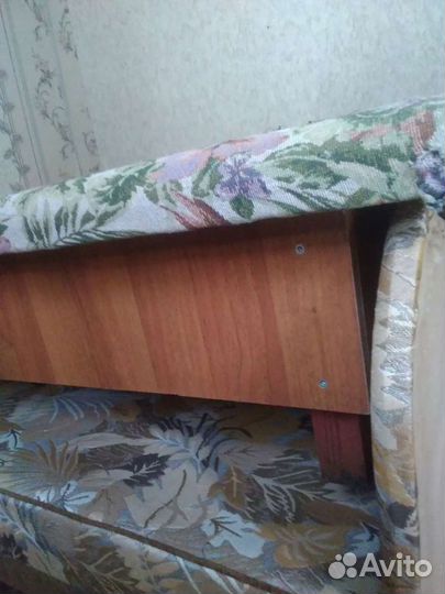 Кровать со встроенным матрацем средней мягкости