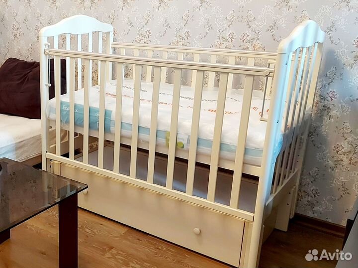 Кровать для новорожденных, комод с пеленал. столом