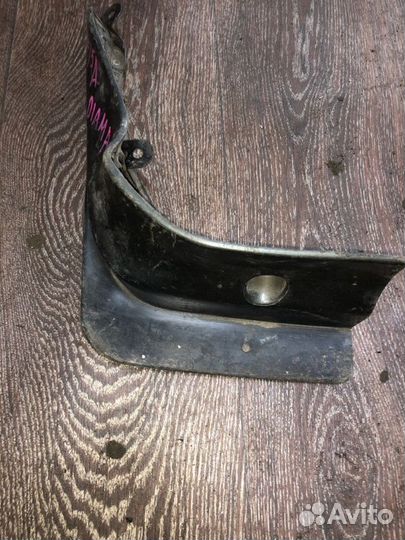 Брызговик задний левый Mitsubishi Diamante F25