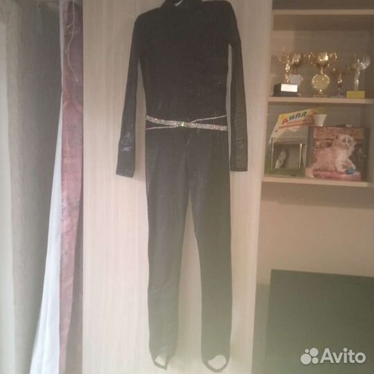 Костюм для выступлений по фигурному катанию