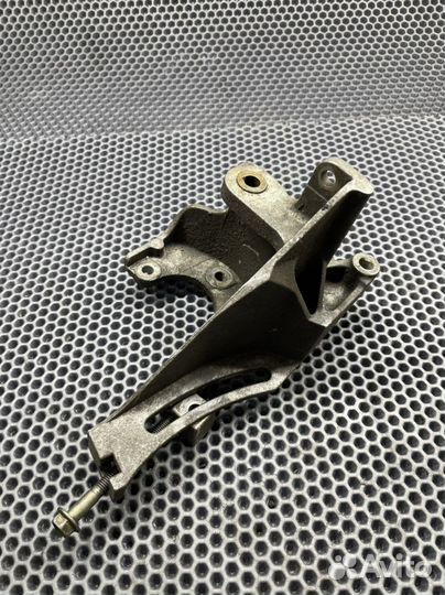 Кронштейн гура Subaru Forester Impreza Legacy