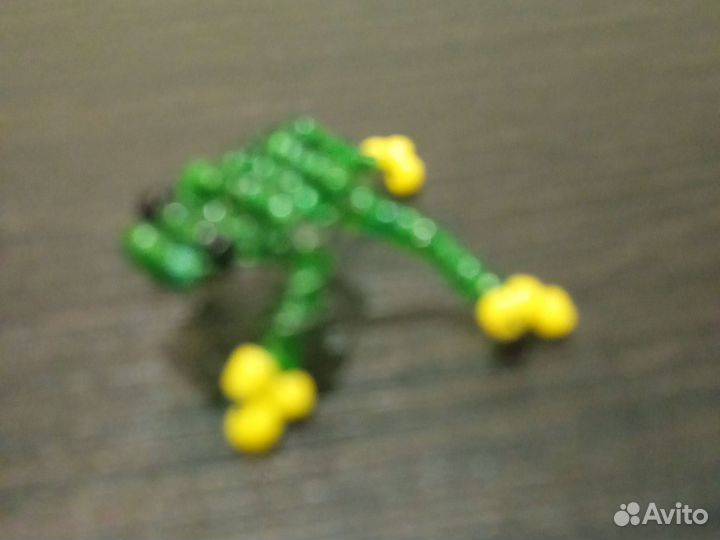 Лягушка ручной работы из бисера