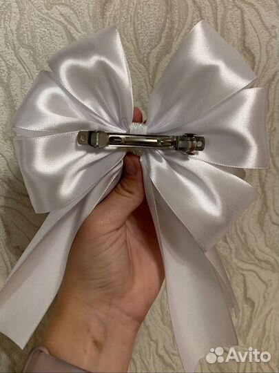 Бант белый на заколке
